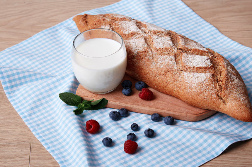 桌上的有机早餐用品新鲜牛奶和面包餐饮美食