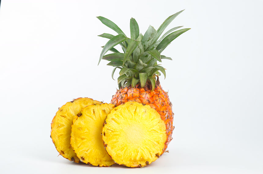 白底上的金钻凤梨