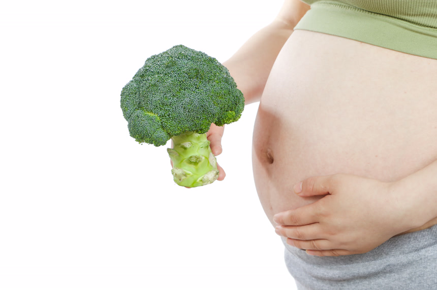 孕妇手里拿着西兰花