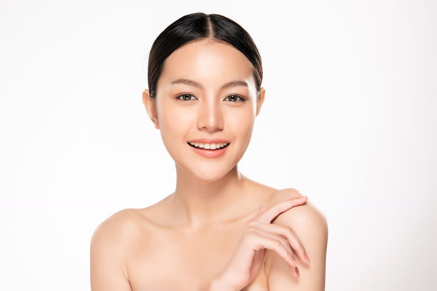 美丽的微笑女人有洁白的皮肤天然的妆容和洁白的牙齿