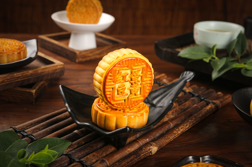 深底上的中秋月饼