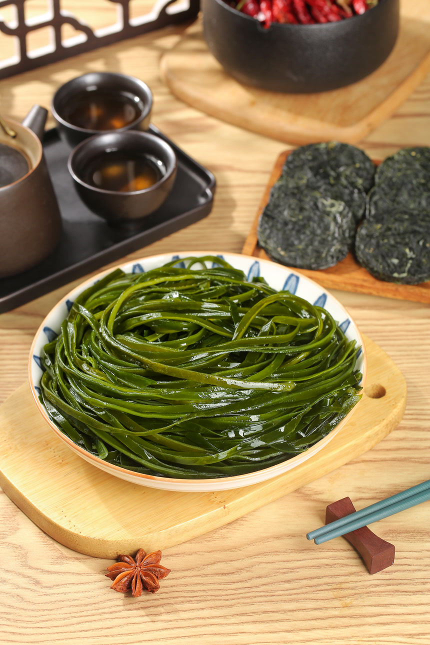 木底上的压缩海带丝