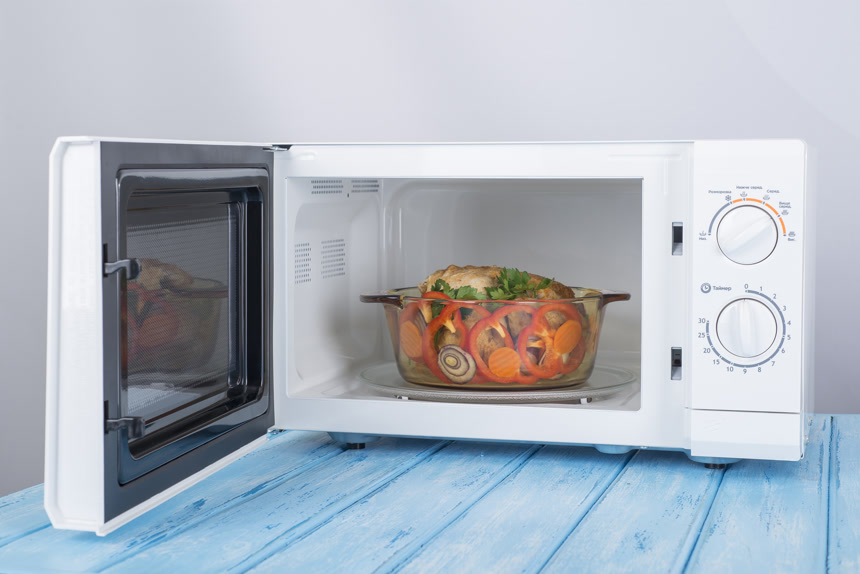 一个新的白色微波炉里的一盆食物美食生活