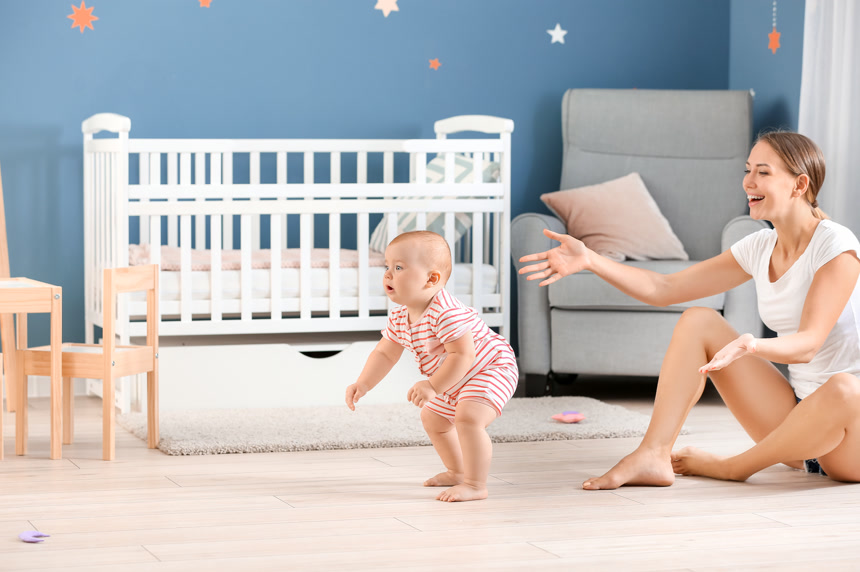 妈妈教她的小宝宝走路生活方式