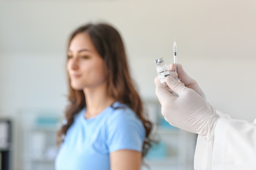 医生在诊所为病人注射Covid-19疫苗医疗健康