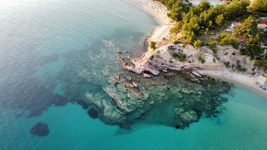 从空中俯瞰美丽的海滩自然景观