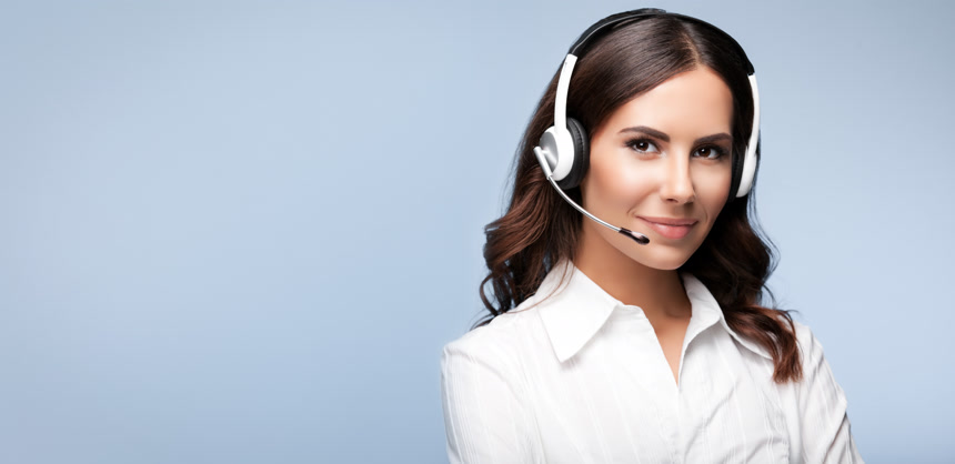 微笑接听客户电话的客服女性工作人员商务合作