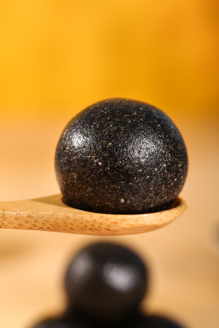 浅底上的芝麻丸