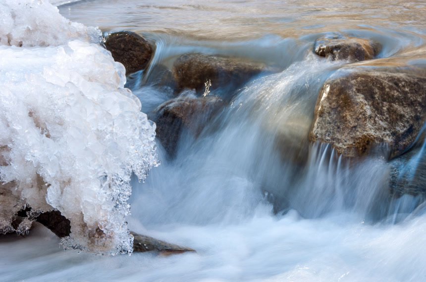冬天的的冰冻河流唯美风景桌面壁纸