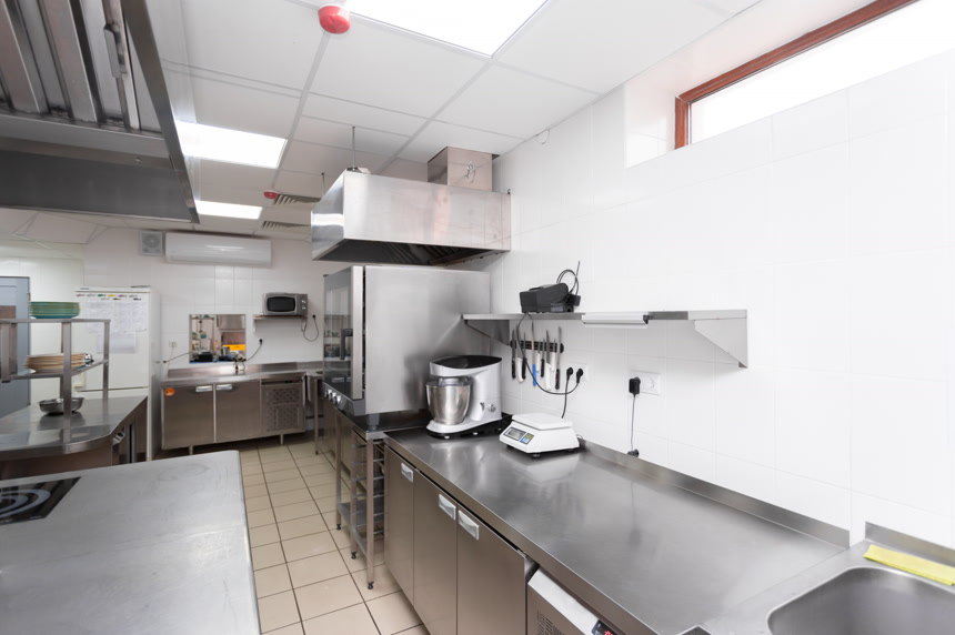 现代餐厅厨房内部实拍图   餐饮卫生概念