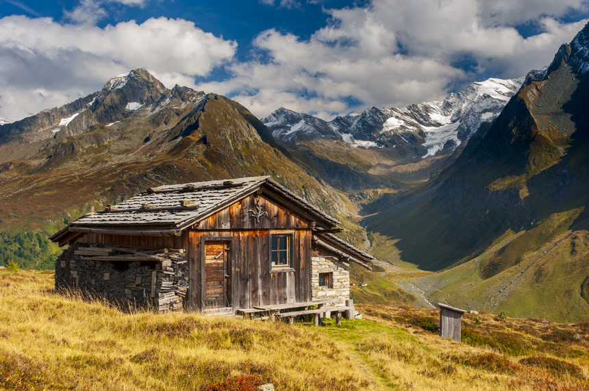 美丽山脚下的小木屋风景自然景观
