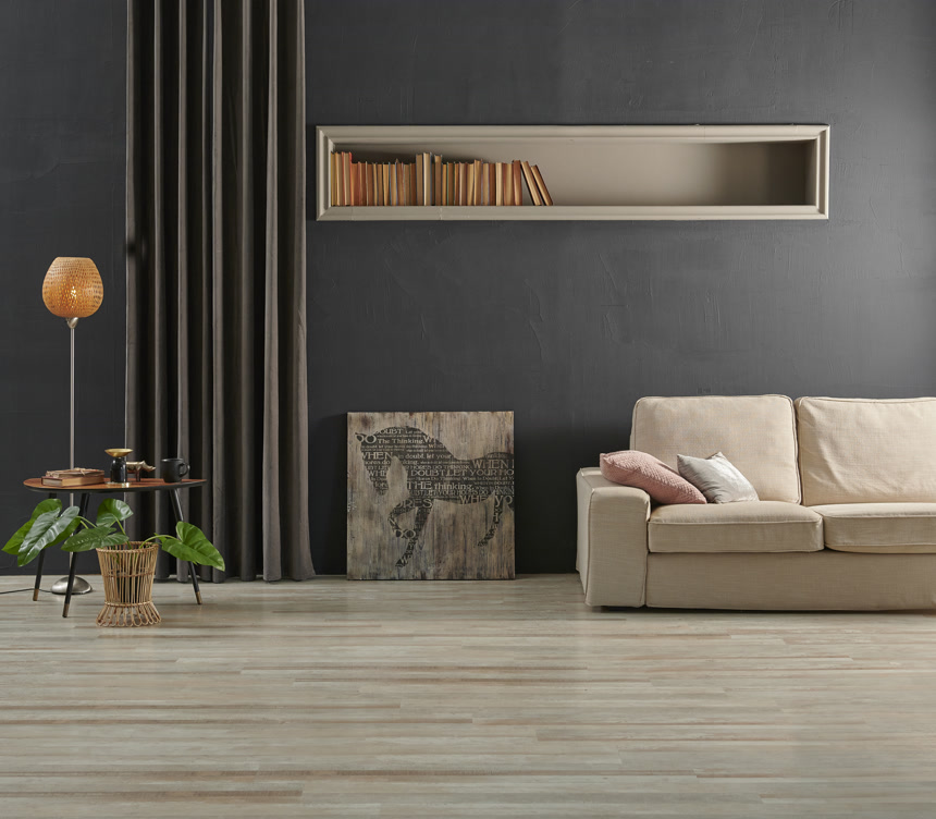 带有沙发和窗帘装饰的灰色石墙室内设计地产宣传