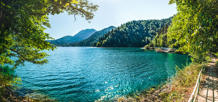 阿布哈兹湖青山绿水的全景视图自然风景