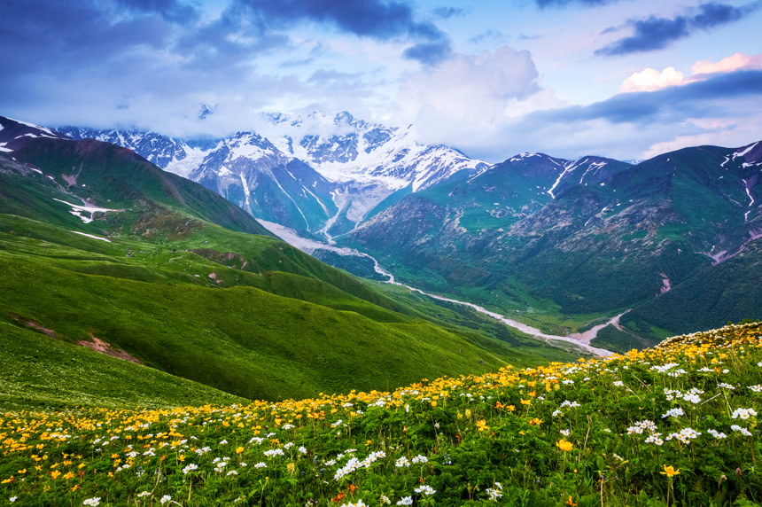 格鲁吉亚的高山雪景、开满野花的草坪风景实拍图壁纸图 欧洲旅游 外国风景宣传
