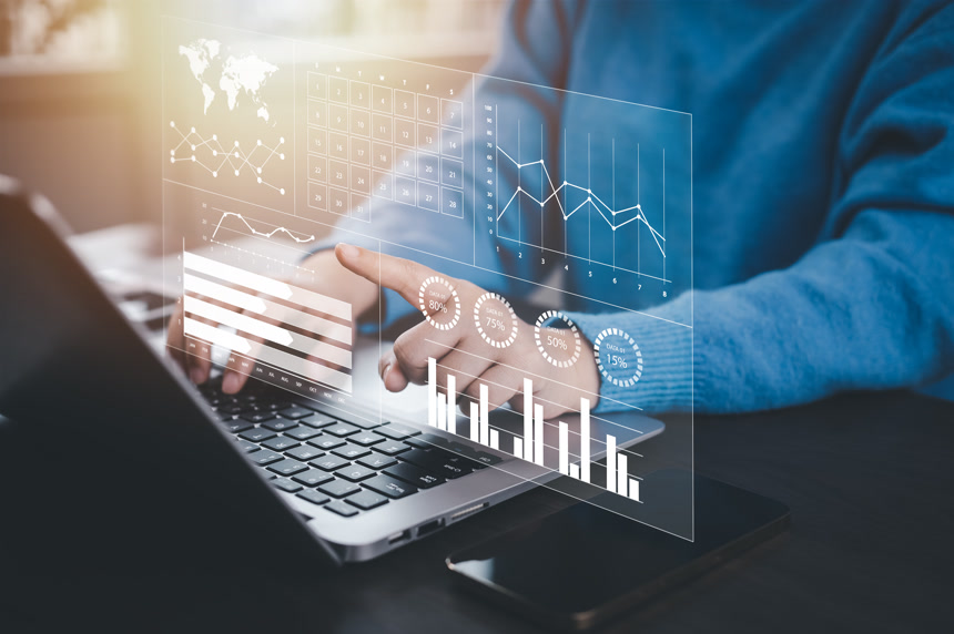 与计划分析和项目管理在线一起工作的笔记本电脑，与项目经理一起工作的业务人员，软件开发或项目管理，屏幕上的板。进程