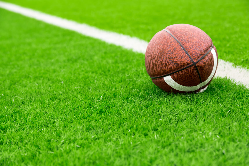 足球场上的球体育运动户外活动