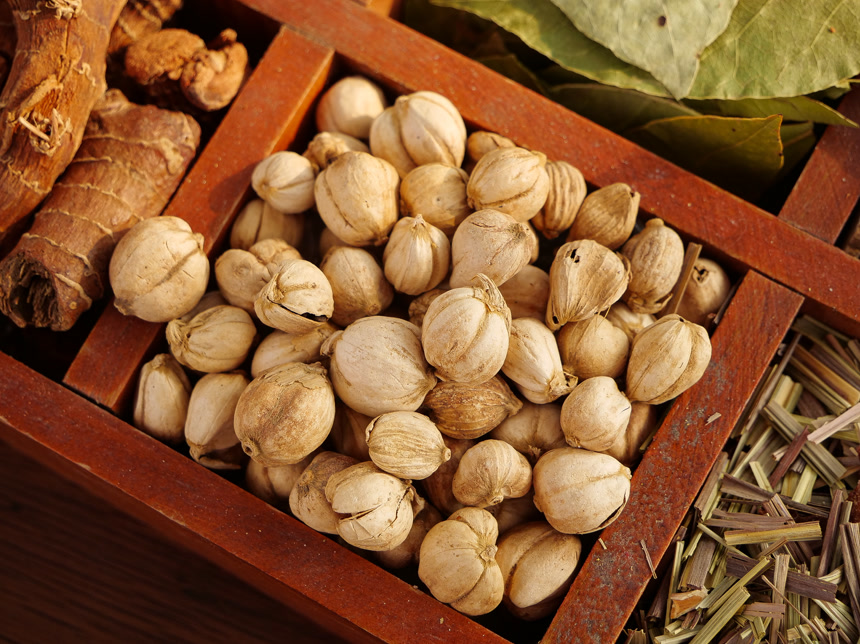 深底上的卤菜材料