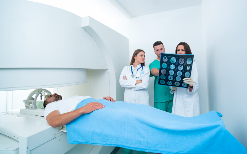 医生在扫描室查看病人的CT片医疗健康