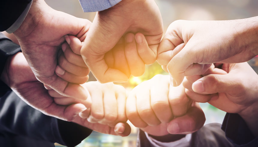 商界人士团队携手展示团队合作协作与团结商务经济