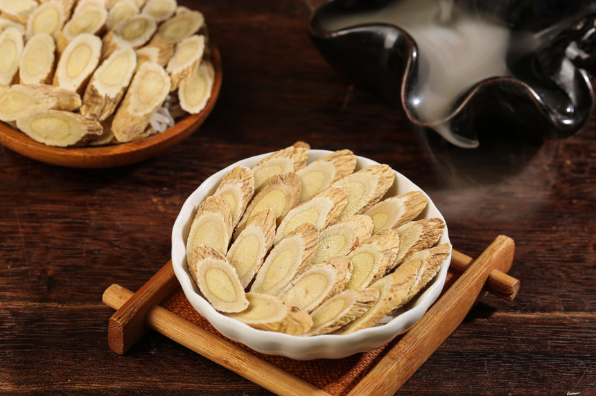 深底上的黄芪片