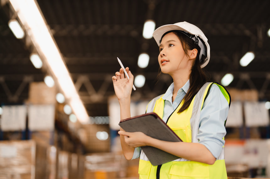 在工地上工作中的美丽女人生活方式