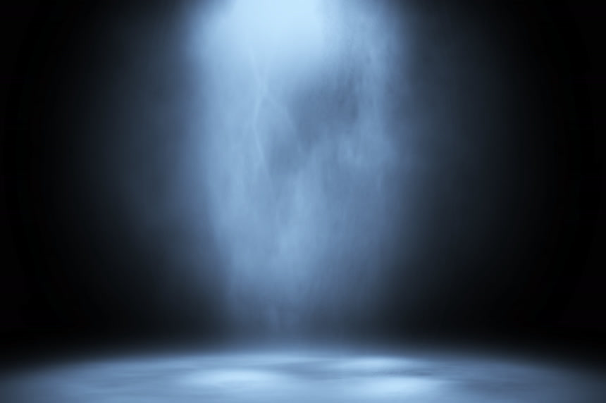 蓝色聚光灯下拍摄的烟雾背景图片