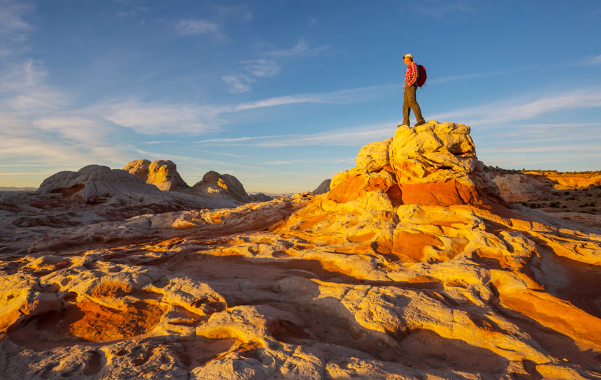 日出时在山崖上的人远足现场极限挑战