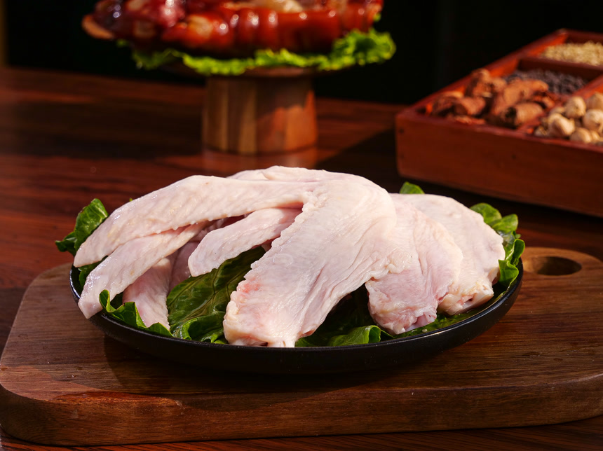 深底上的卤菜材料