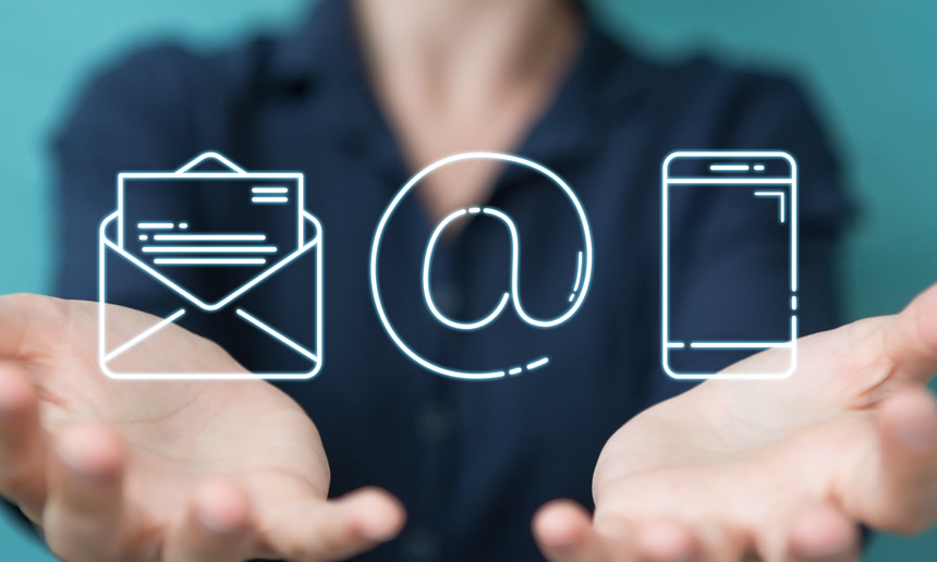 在模糊背景下女人展示了三个白色的线条图标