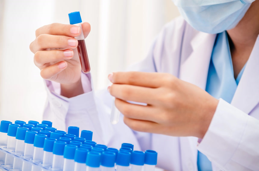 生物科学科学家在实验室拿起试剂做研究