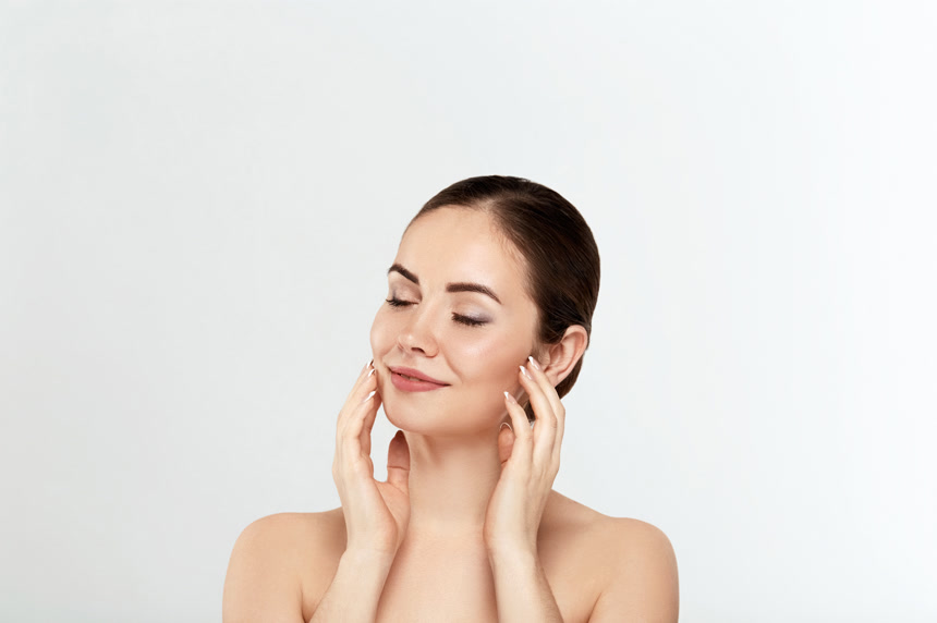 美容女性化妆品。女性完美干净的皮肤的肖像。皮肤。面部护理。美容、美容和水疗 生活方式美容美妆