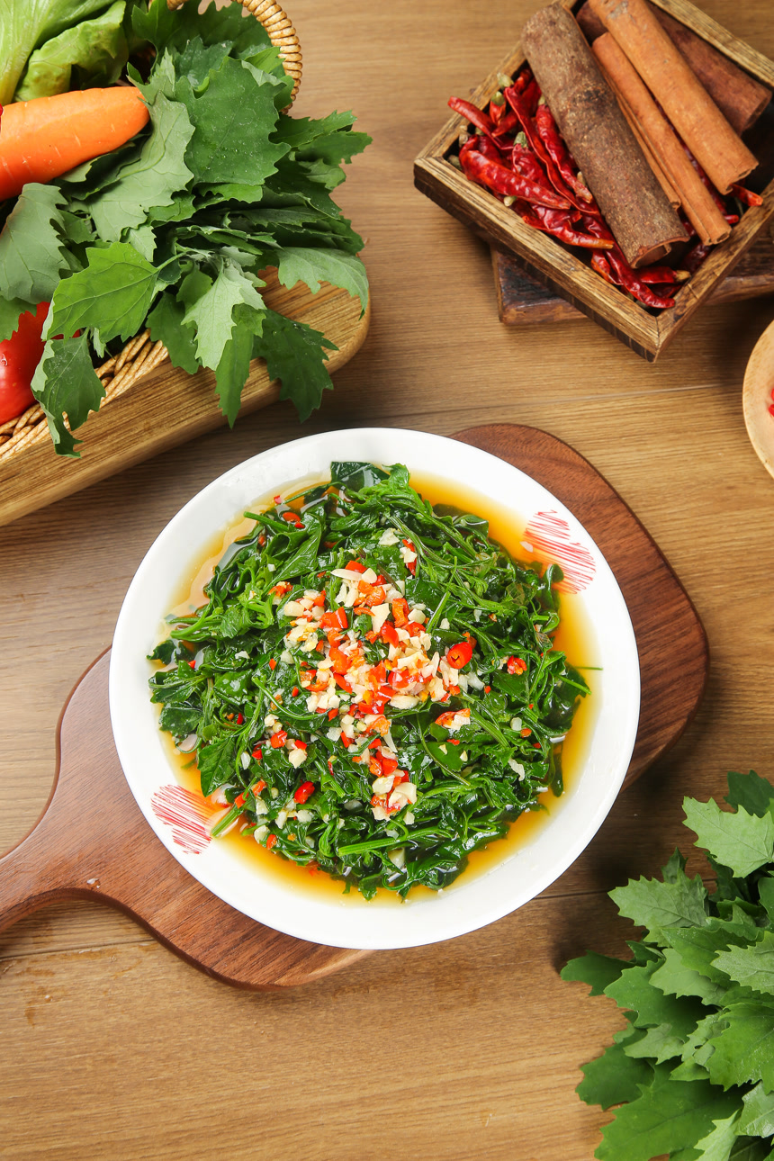 木底上的凉拌灰灰菜