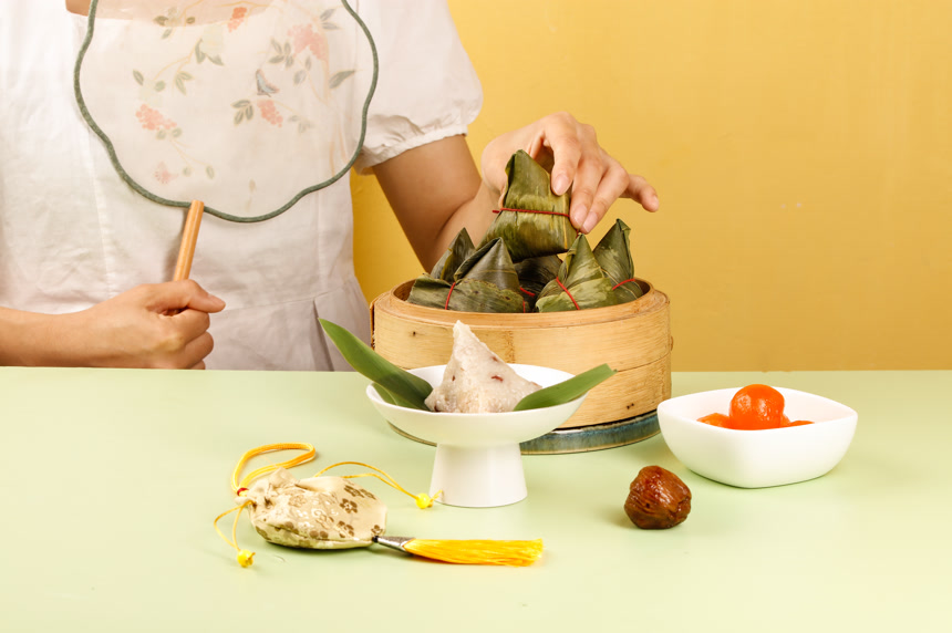 浅底上的糯米粽子