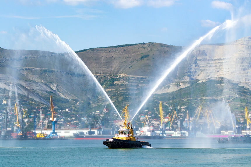 消防部门在港口救火船喷水   消防救援
