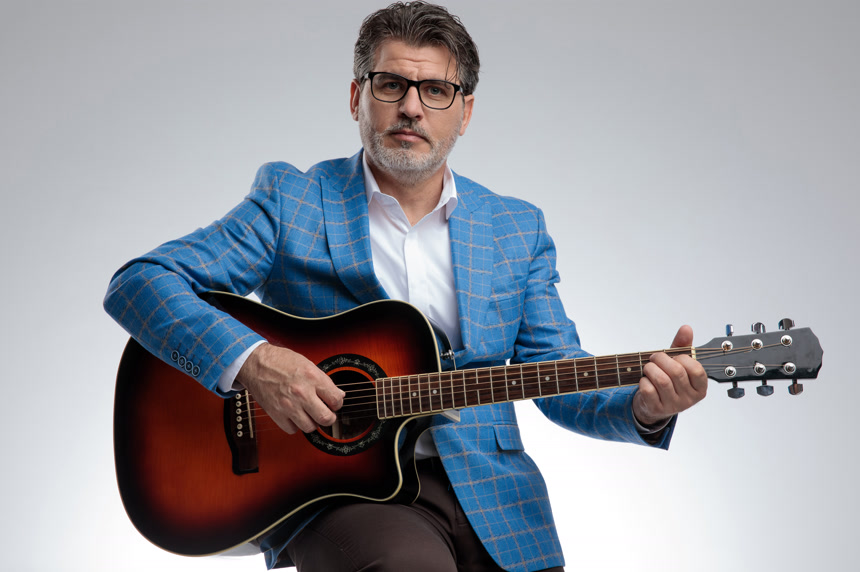 西装男士坐着弹吉他休闲活动棚拍摄影