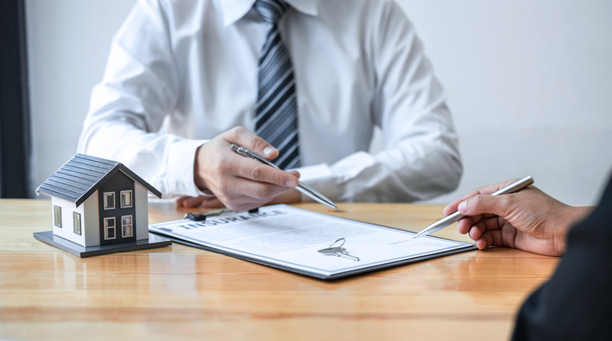 地产代理在讨论和签署了附有核准申请表合同签字