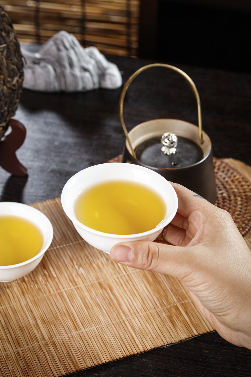 深底上的普洱茶