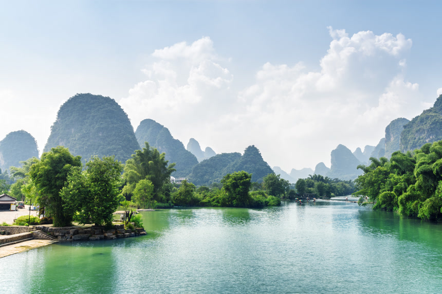 中国碧水的江河山峰美景旅游风景