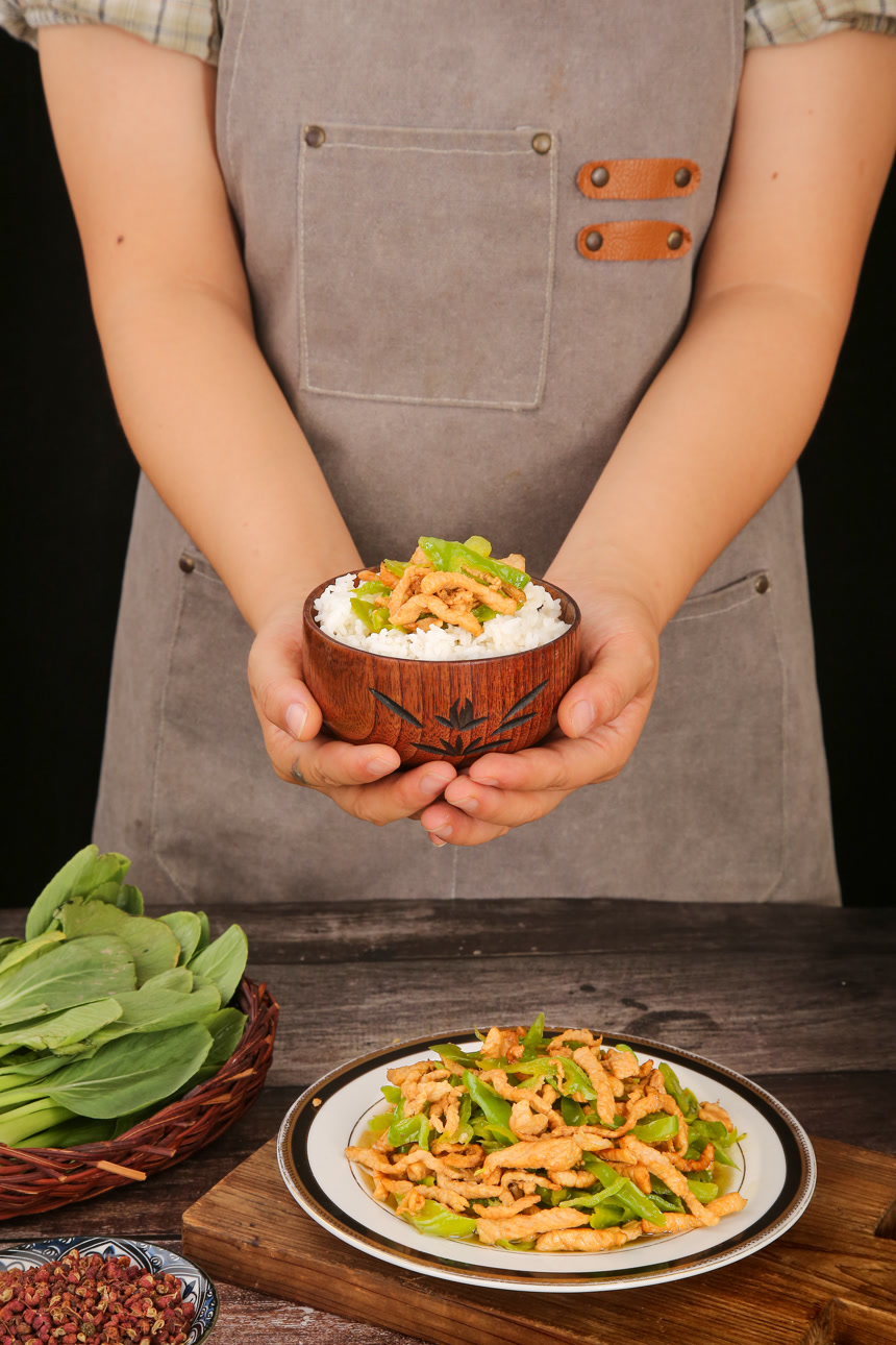 木底上的辣椒炒肉