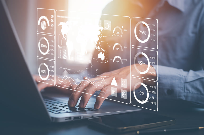 与计划分析和项目管理在线一起工作的笔记本电脑业务人员