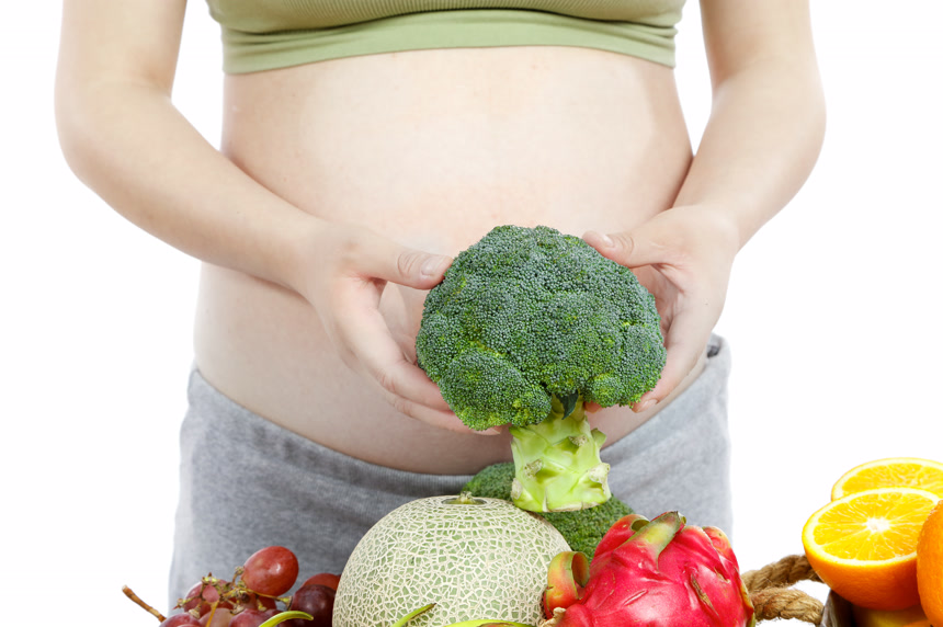 孕妇手里拿着西兰花