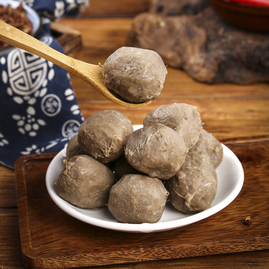 深底上的牛肉丸