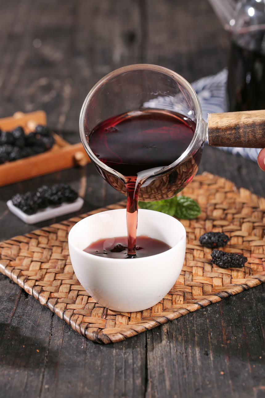 深底上的桑葚干