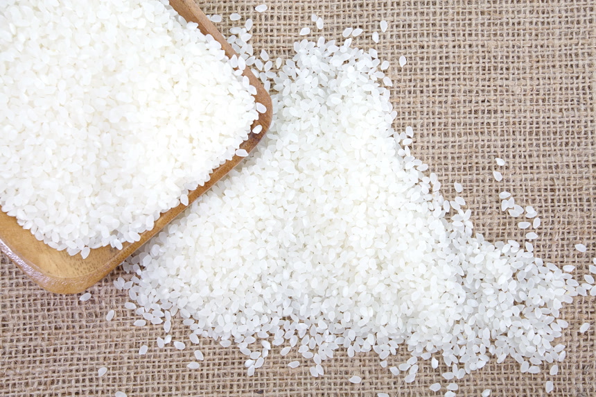 洒落在麻布上的大米农作物食品宣传