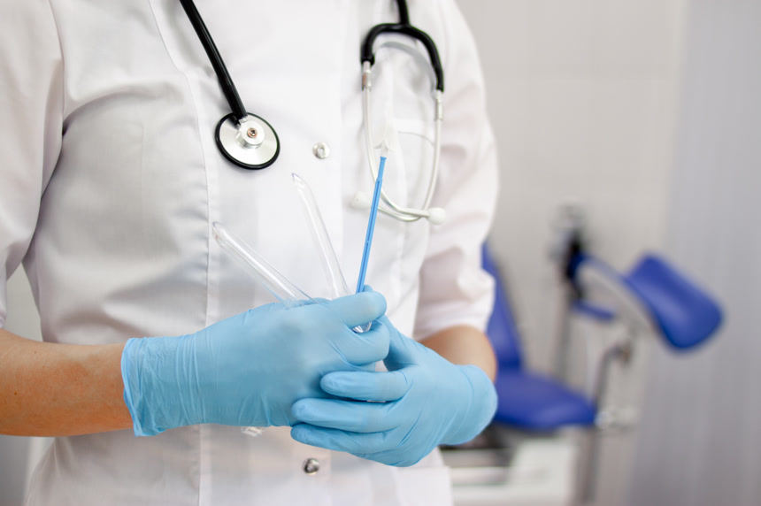 妇科医生在诊所医院与医生仪器阴道镜妇科女性健康