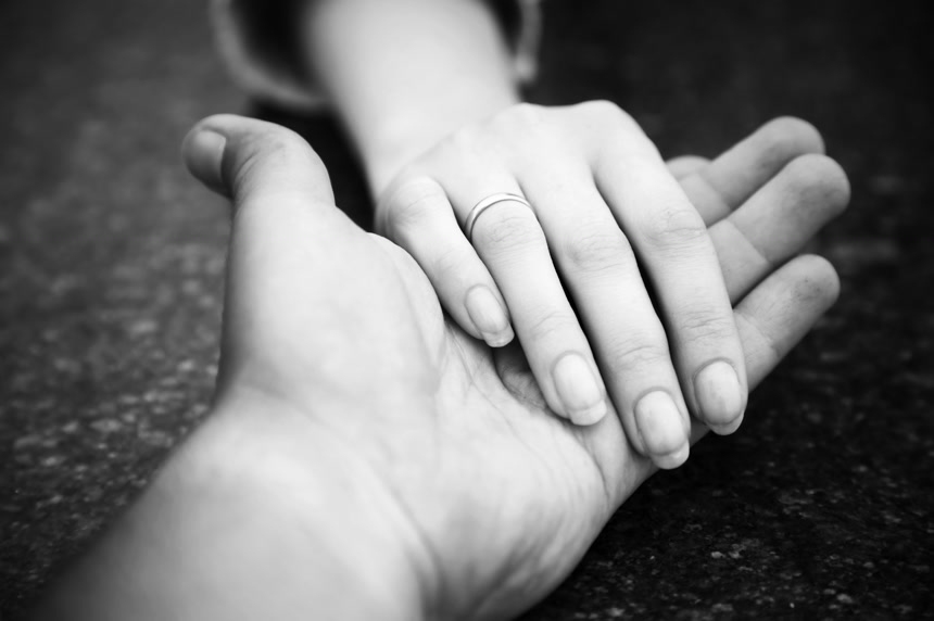 帮助之手手牵手黑色图片公益宣传黑白爱心帮助呵护