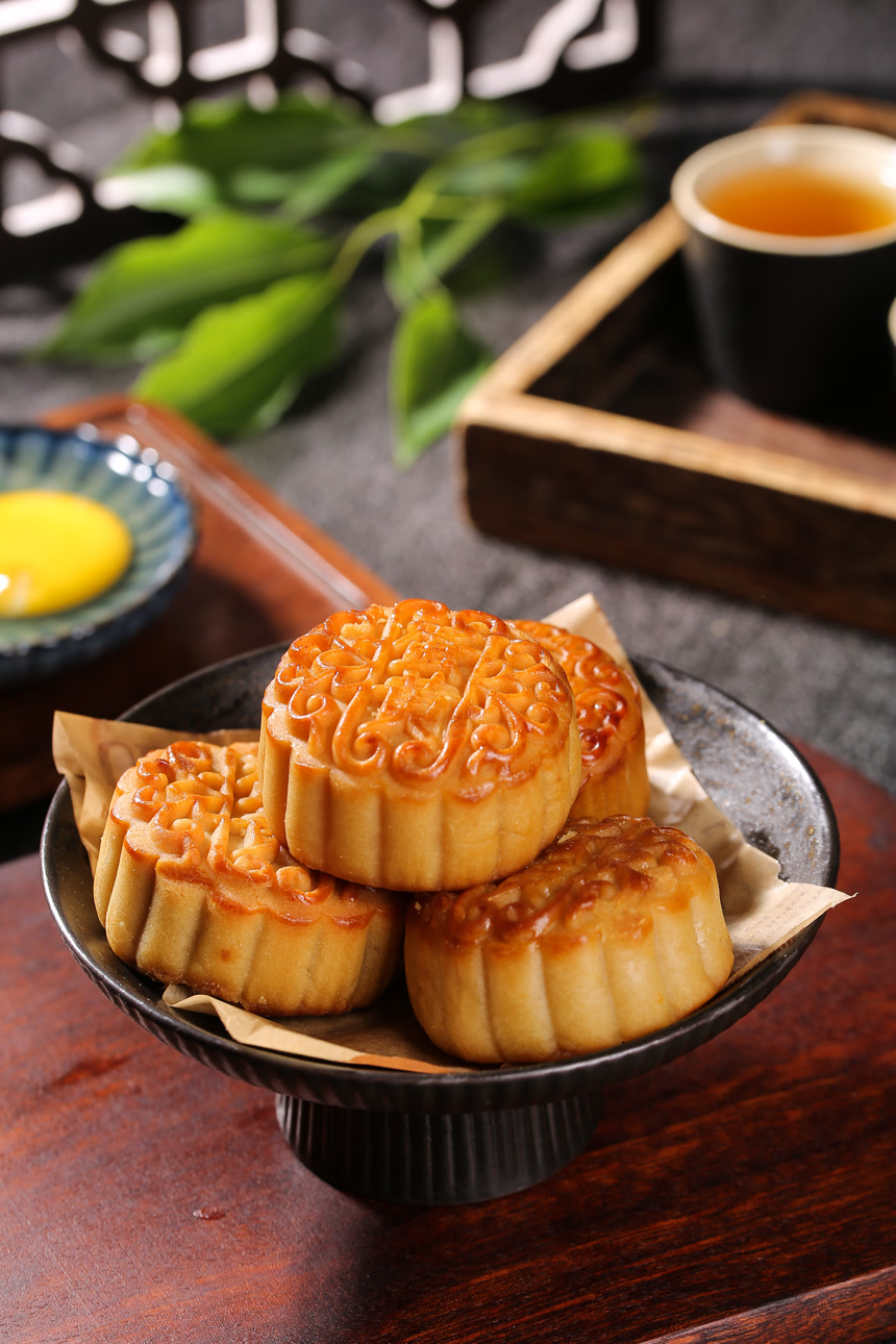 深底上的莲蓉蛋黄月饼