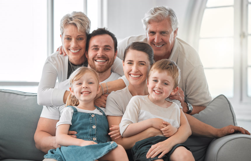 一个幸福的家庭在家里的沙发上合影生活方式