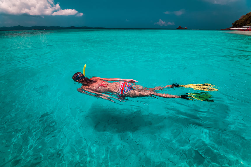 大海自由游泳的漂亮女士