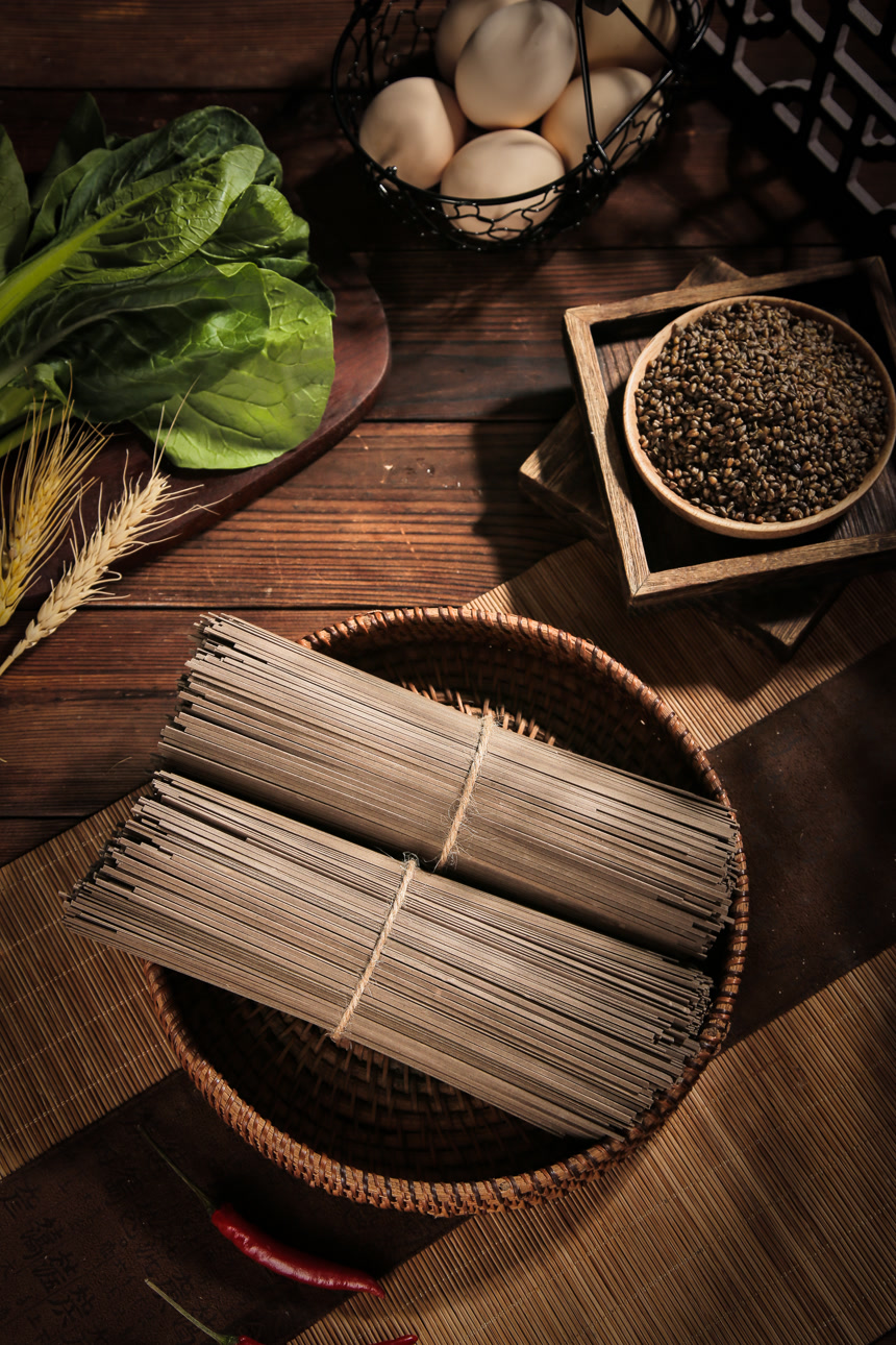 深底上的荞麦面